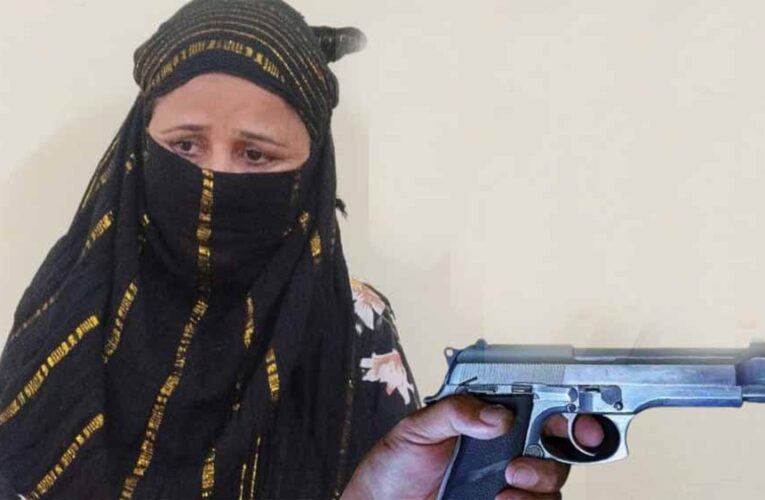 पाचोरी के सिकलीगरों द्वारा बनाई गई चार देसी पिस्टलों की तस्करी करते गिरफ्तार शाहगंज की पिंकी