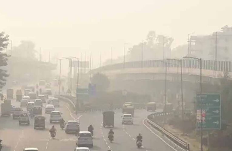 दिल्ली वायु प्रदूषण में मामूली गिरावट, 335 दर्ज किया गया औसत एक्यूआई