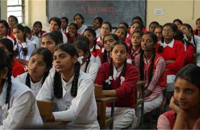 केंद्र सरकार ने सुप्रीम कोर्ट को दी जानकारी, स्कूल जाने वाली लड़कियों के लिए मासिक धर्म स्वच्छता नीति लागू हुई