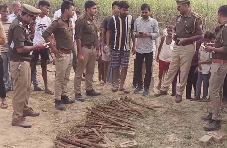 शाहजहांपुर में खेत की जुताई के दौरान काफी पुराने तलवारों बंदूक समेत अस्त्र शस्त्रों का जखीरा मिला