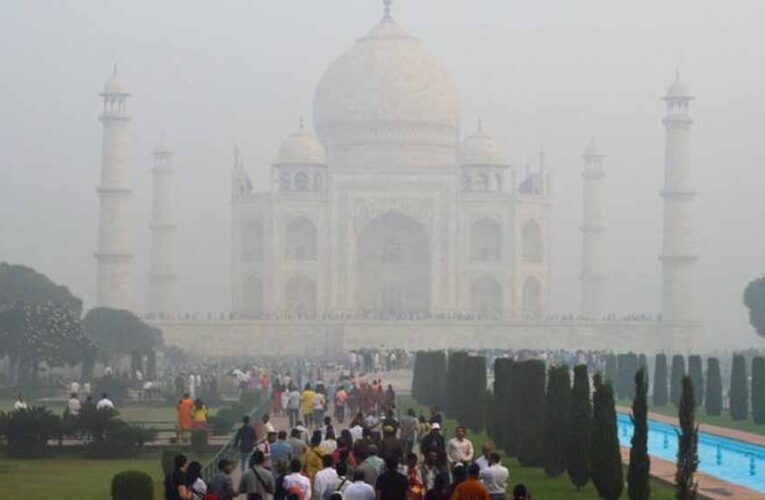 आगरा में आज सुबह हल्की धुंध नजर आई, ताजमहल पर सफेद रंग की पतली सी चादर दिखी