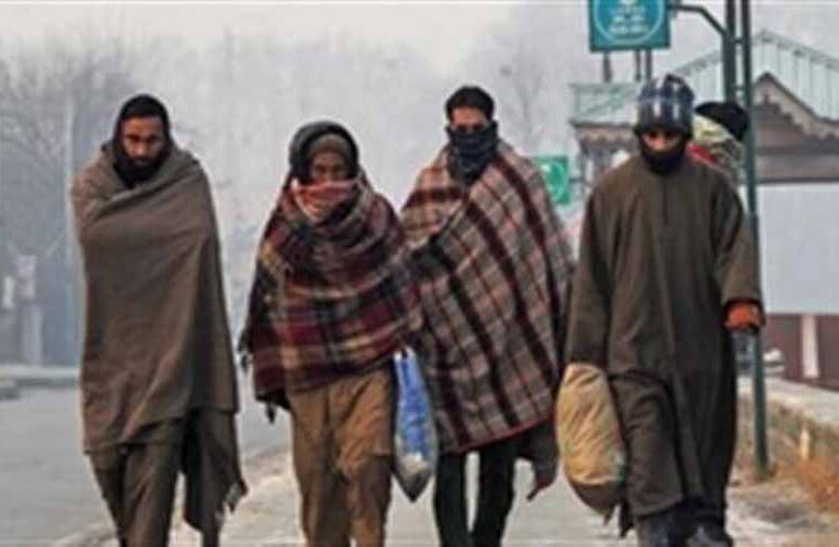 कश्मीर में बढ़ा ठंड का प्रकोप, तापमान शून्य से 2.1 डिग्री सेल्सियस
