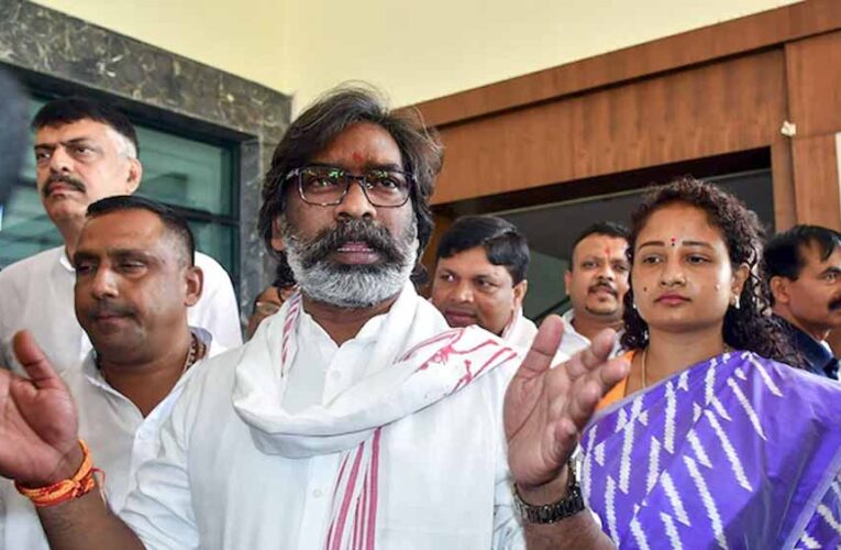 झारखंड की 43 सीटों पर मतदान जारी, CM हेमंत सोरेन ने पत्नी कल्पना सोरेन संग किया मतदान