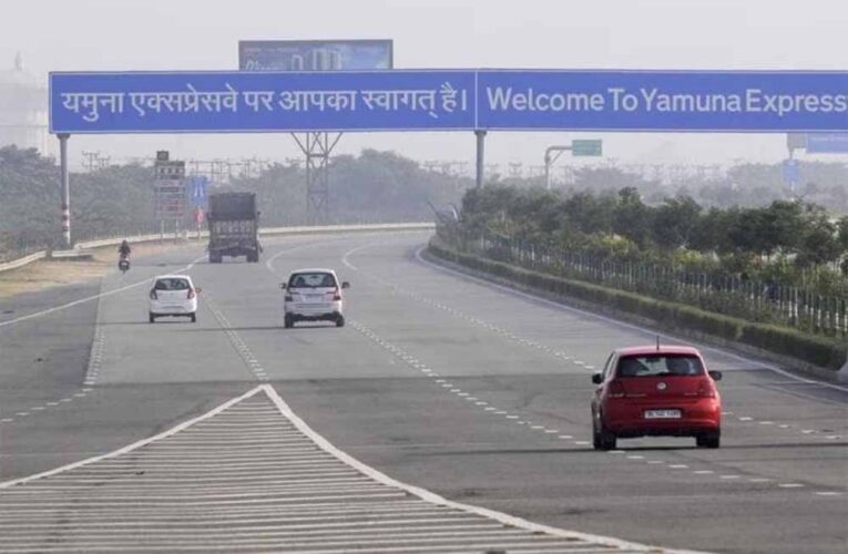 यमुना एक्सप्रेसवे पर आज तड़के एक बेकाबू कैंटर ने दो कारों को टक्कर मार दी, 1 महिला की मौत, 7 लोग घायल
