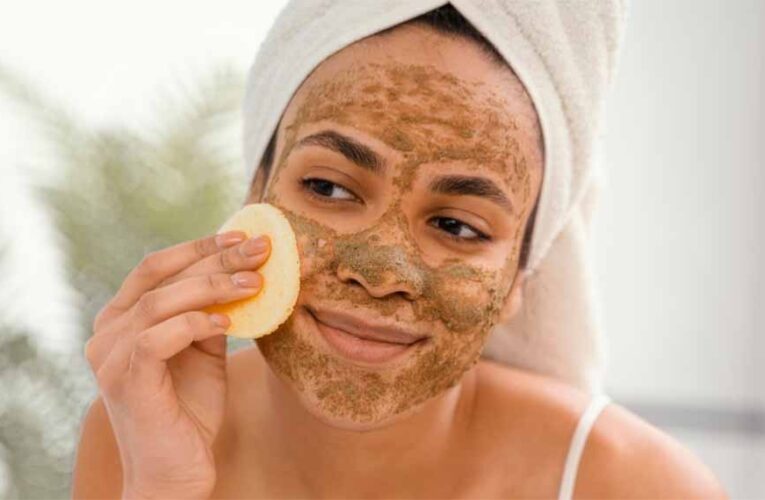 घर पर स्क्रब करने का सही तरीका, चेहरा रहेगा खिला-खिला