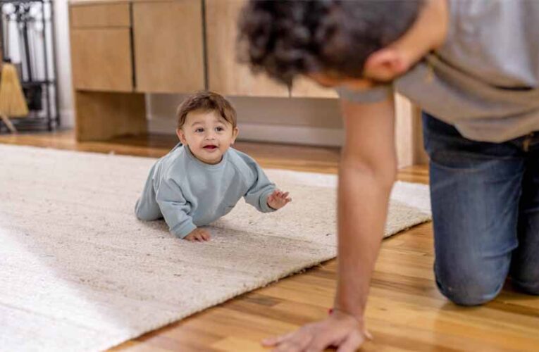 बच्चों को घुटने के बल चलना है तो फॉलो करें ये टिप्स