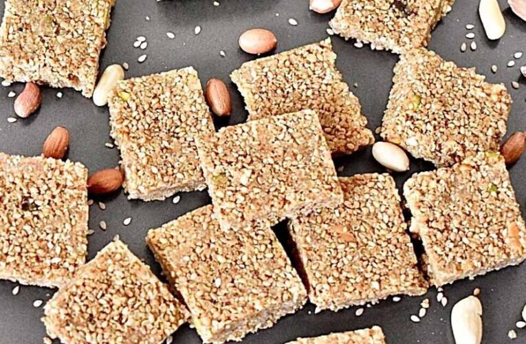 सर्दी के मौसम में बनाये मूंगफली की बर्फी