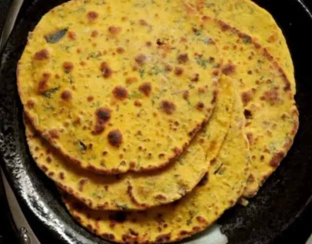 रोज रोटी खाकर बोर हो गए तो बनाएं ढाबे जैसी मिस्सी रोटी