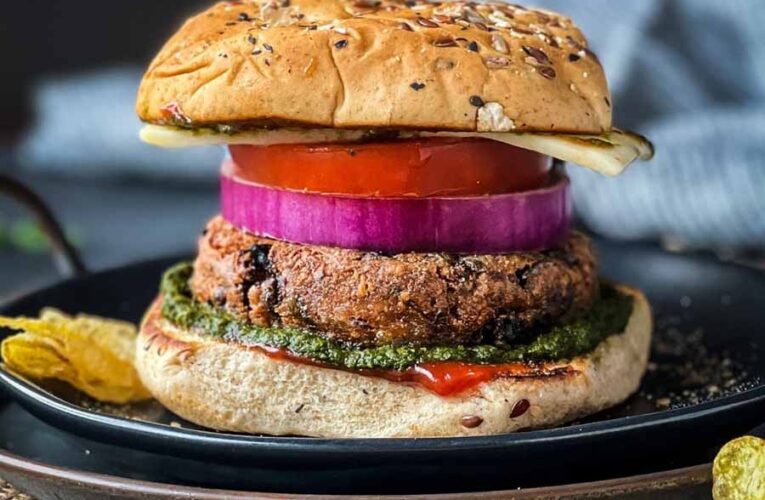 घर पर बनाएं आलू पैटी बर्गर