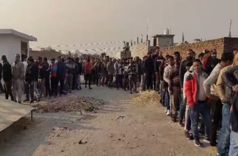 मेरठ में गंजे सिर पर बाल उगाने की दवा लेने के लिए भीड़ इकट्ठी हुई , 300 रुपये की तेल की शीशी
