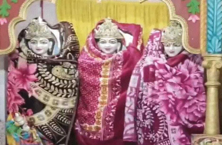 भोपाल के मां वैष्णो धाम आदर्श नवदुर्गा मंदिर में भगवान को ठंड से बचाने के लिए कंबल ओढ़ाए