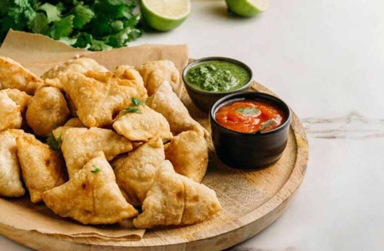 घर पर झटपट बनाएं म‍िनी समोसे