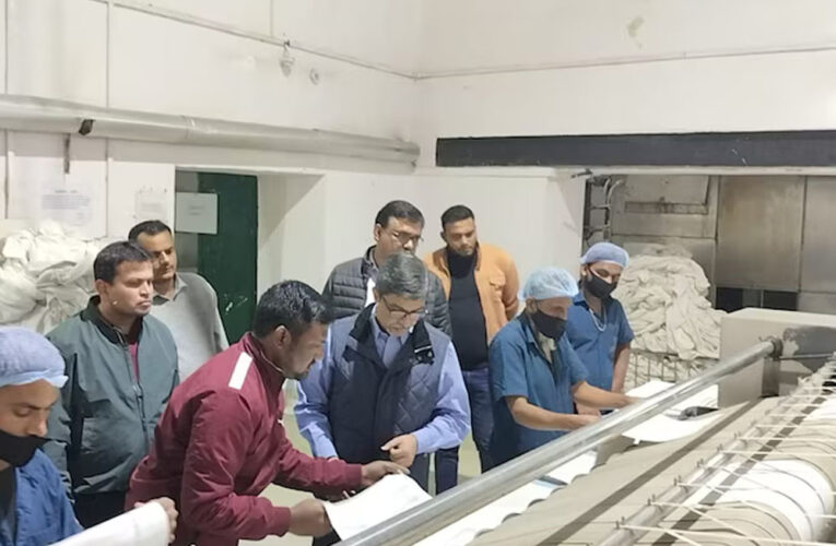 रेल यात्रियों को अब साफ-सुथरी और मैकेनाइज्ड लॉन्ड्री से धुले हुए कंबल और चादर उपलब्ध हो रहे