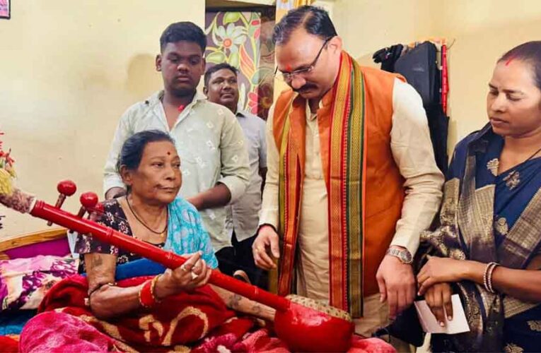 छत्तीसगढ़-दुर्ग में पद्मश्री तीजन बाई के घर पहुंचे स्वास्थ्य मंत्री श्याम बिहारी जायसवाल, हाल जाना और पांच लाख रुपये का दिया चेक