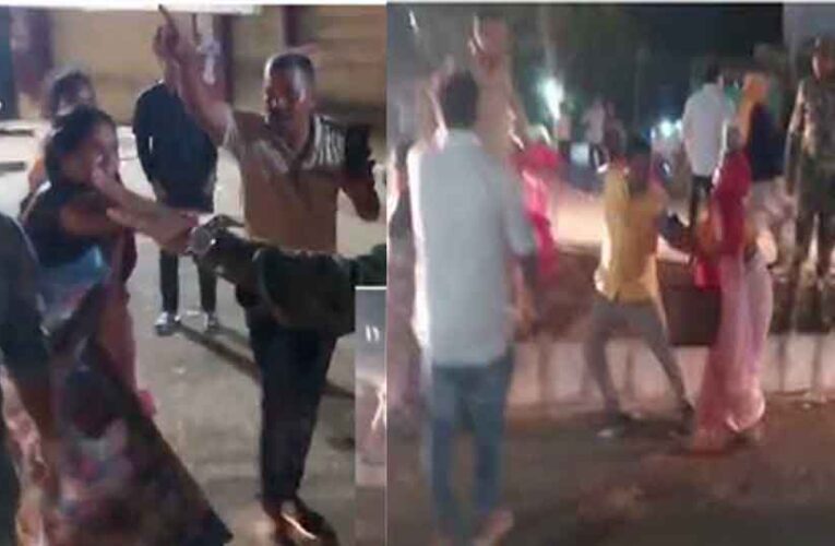 छत्तीसगढ़-कांकेर में ओबीसी समाज उपाध्यक्ष को महिलाओं ने दौड़ा-दौड़ा कर पीटा, प्रदर्शनकारियों ने दलाली का लगाया आरोप