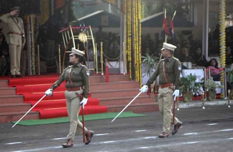 डीजीपी सुधीर सक्सेना को विदाई समारोह में आईपीएस बेटी सोनाक्षी ने दी सलामी, मकवाना कल संभालेंगे चार्ज