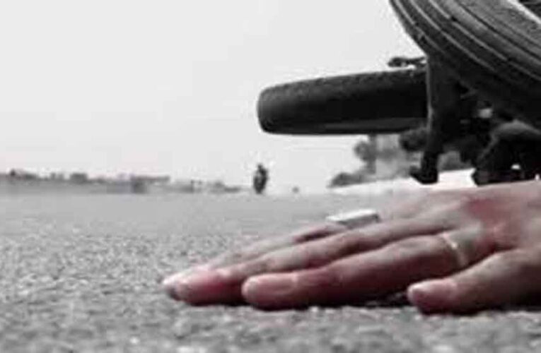 स्कूटर सवार भाई-बहन को बाइकरों ने टक्कर मारकर गिराया, फिर लड़की का हाथ पकड़कर साथ चलने को बोले