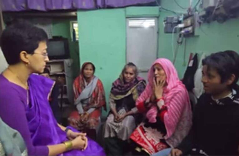 दिल्ली की मुख्यमंत्री आतिशी वसंत छात्र की मौत पर उसके परिजनों से मिलने पहुंची, दिया सरकारी मदद का भरोसा
