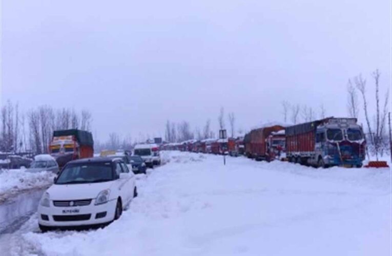 भारी बर्फबारी से घाटी में जनजीवन अस्त-व्यस्त, जम्मू-श्रीनगर राजमार्ग पर सैकड़ों लोग फंसे