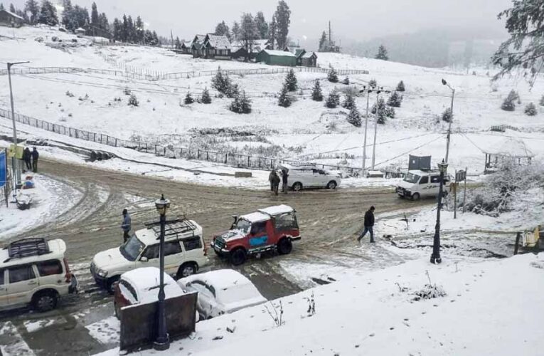 कश्मीर कड़ाके की ठंड की चपेट में