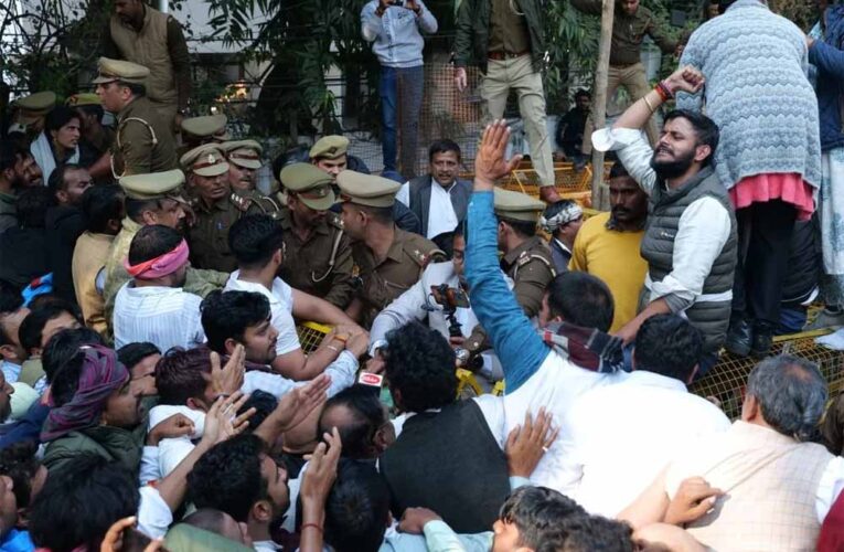 यूपी की राजधानी लखनऊ में कांग्रेस के प्रदर्शन के दौरान बड़ी घटना, नोकझोंक के बाद युवक की मौत