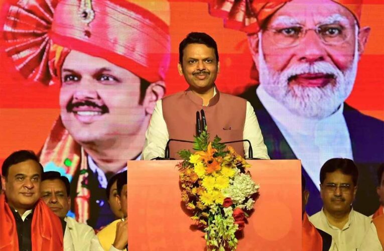 फडणवीस के शपथ ग्रहण समारोह में चोरों ने किए हाथ साफ, सोने की चेन, लाखों नकद, पुलिस में कराई शिकायत दर्ज