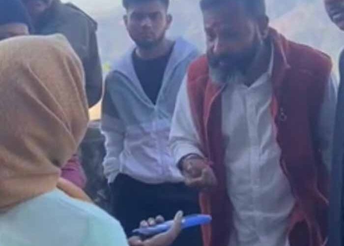 उत्तराखंड के टिहरी जिले में एक नया विवाद, अब मुसलमान के घर में हनुमान चालीसा पढ़ने की जिद