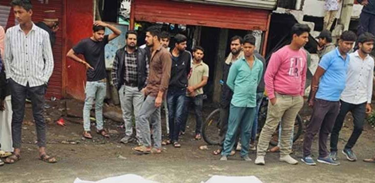 इंदौर-भोपाल रोड पर आए दिन हादसे हो रहे, तेज रफ्तार ट्राले की टक्कर से बाइक सवार चचेरे भाइयों की मौत