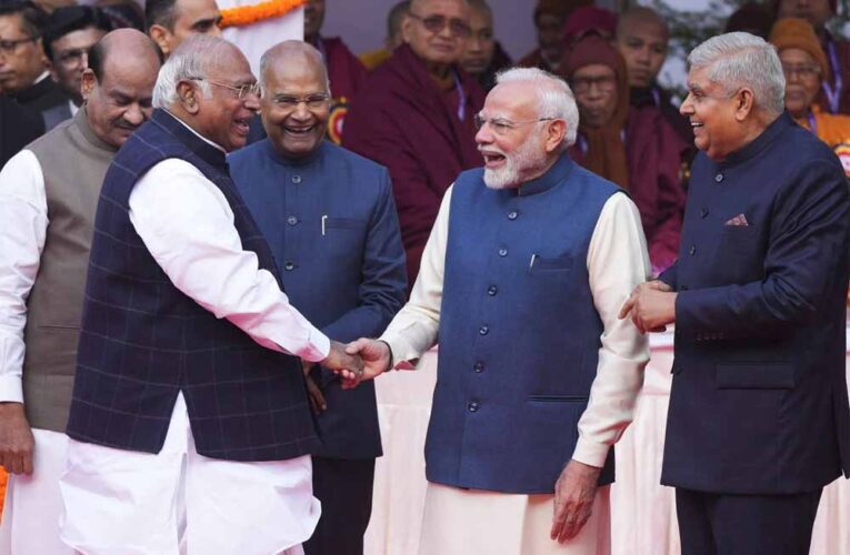 आज पीएम मोदी के साथ खरगे एक अलग ही अंदाज में नजर आए, हाथ में हाथ और हंसी-मजाक दिखा