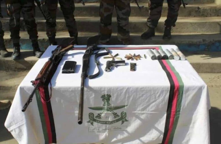 मणिपुर: इंफाल में तीन लोग गिरफ्तार, हथियार जब्त