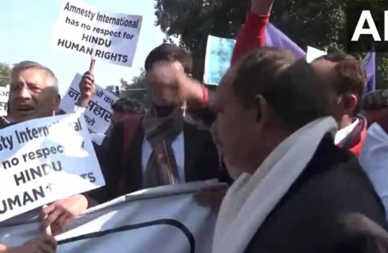 उच्चायोग के बाहर दिल्ली में बड़ी संख्या में हिंदू संगठनों के लोग जुटे, हिंदुओं पर हिंसा के खिलाफ फूटा दिल्ली में गुस्सा