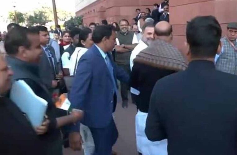 राहुल गांधी ने संसद परिसर में एक अनोखे तरीके से केंद्र सरकार के खिलाफ विरोध जताया