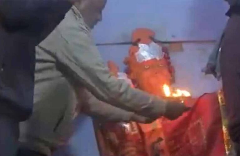 संभल में 46 साल से बंद मिले मंदिर में आज विधिवत पूजा और आरती की गई, स्थानीय लोग और अधिकारी मौजूद रहे