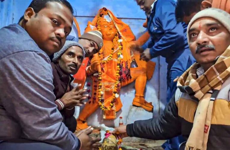 संभल में मंदिर मिलने के मुद्दे का मामला गरमाया हुआ है, इसी बीच ASI ने यहां मंदिर में कार्बन डेटिंग की