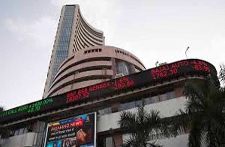 घरेलू बेंचमार्क सूचकांक को उच्च अनिश्चितता और मूल्यांकन के बीच नए साल में सावधानी से प्रवेश करने के साथ सपाट बंद