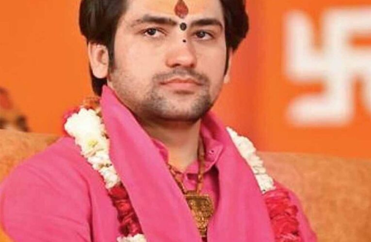 धीरेंद्र शास्त्री ने दिया बड़ा बयान, इल्तिजा को ‘मूर्ख’ बताते हुए अपने दिमाग का इलाज कराने की नसीहत दे दी