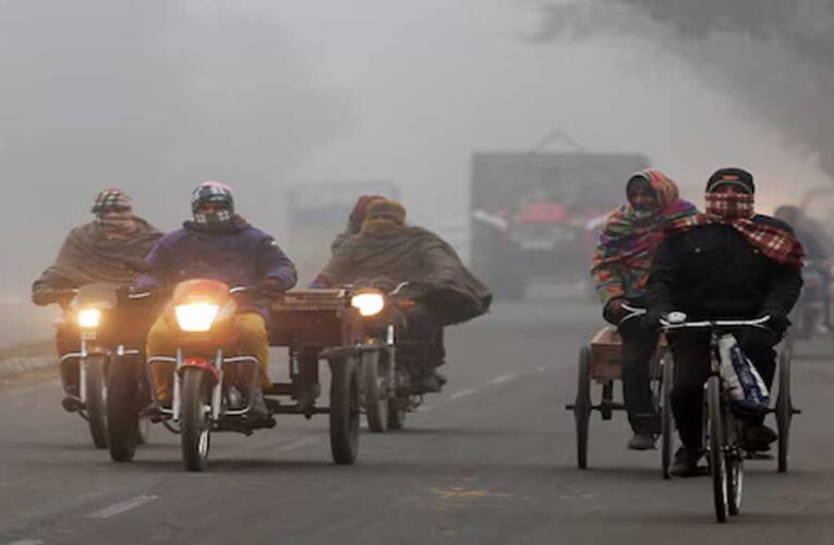 पहाड़ों पर बर्फबारी के बाद बढ़ी ठंड, उत्तर भारत शीतलहर के आगोश में