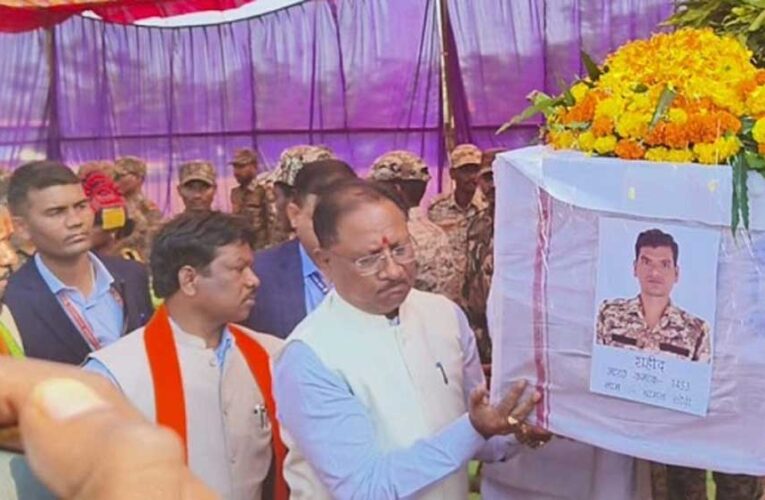 CG CM साय ने दंतेवाड़ा में शहीद जवानों को दी श्रद्धांजलि