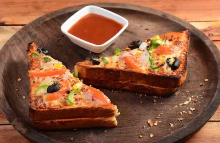 घर पर ही बनाएं हेल्दी और टेस्टी ब्रेड पिज्जा