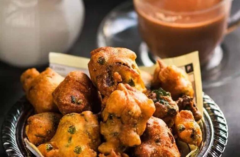 मिक्स वेज पकौड़े के साथ ले चाय की चुस्की