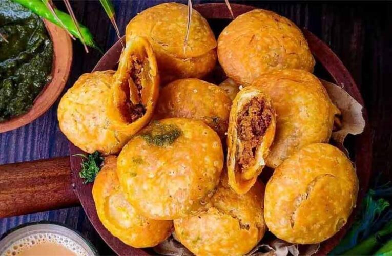 घर पर बनाएं दाल कचौड़ी