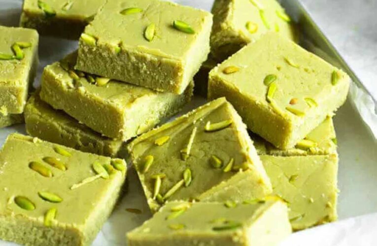 ट्राई करें मूंग से बनी पिस्ता बर्फी