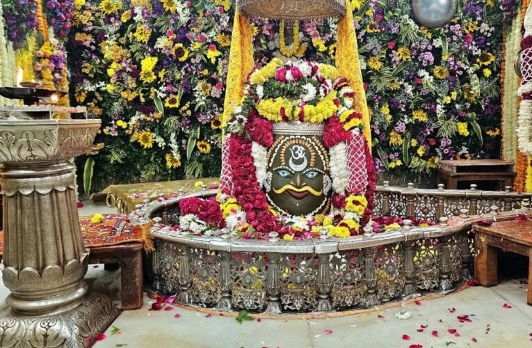 महाकाल में न्यू ईयर 2025 पर हुई विशेष भस्म आरती, हजारों श्रद्धालु शामिल हुए