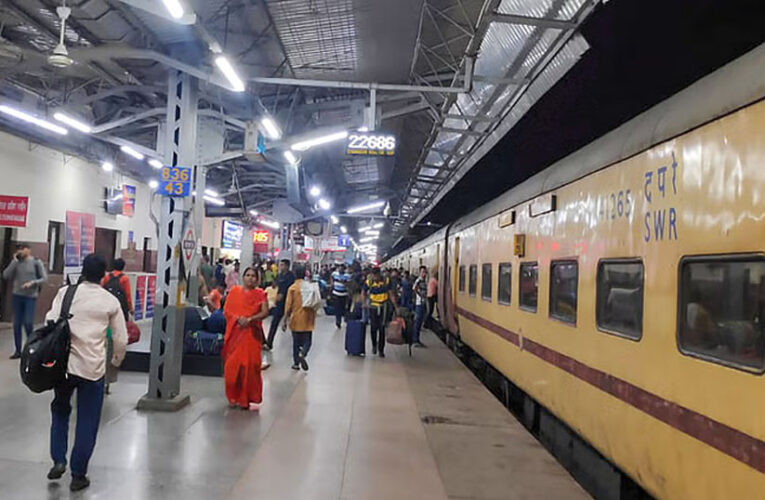 रेल्वे ने गंदगी फैलाने वालों से वसूला 30 लाख 55 हजार से अधिक का जुर्माना