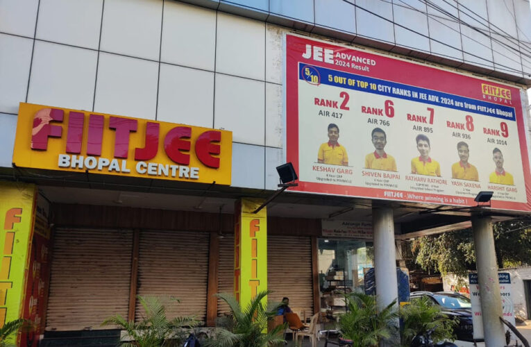 भोपाल : FIITJEE कोचिंग पर लगा ताला लटका, सेंटर ने पेरेंट्स को फीस वापस करने से किया इनकार