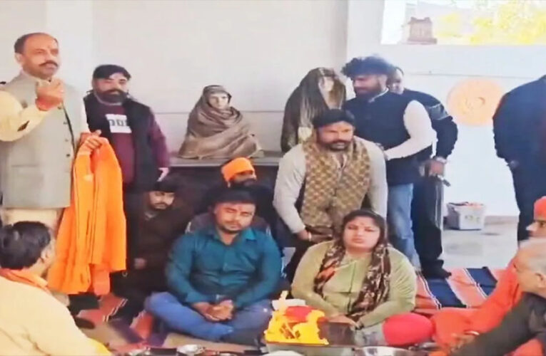 गाजियाबाद : मुस्लिम दंपति ने अपनाया हिंदू धर्म;शहजाद बना शिव, पत्नी बनी साक्षी