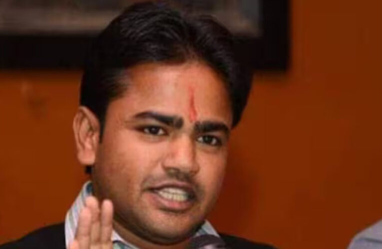 अजमेर दरगाह विवाद के याचिकाकर्ता हिंदू सेना के अध्यक्ष विष्णु गुप्ता की गाड़ी पर फायरिंग