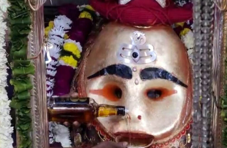 उज्जैन : बाबा काल भैरव के दरबार में शराबबंदी लागू नहीं होगी , प्रसाद के रूप में चढ़ती रहेगी मदिरा