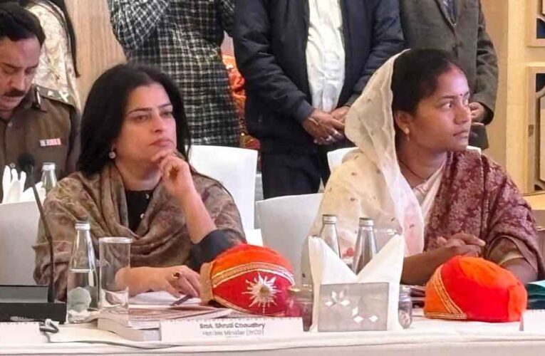 छत्तीसगढ़-महिला एवं बाल विकास मंत्री राजवाड़े पहुंचीं चिंतन शिविर में, महिलाओं और बच्चों के समग्र विकास एवं कल्याण पर विमर्श