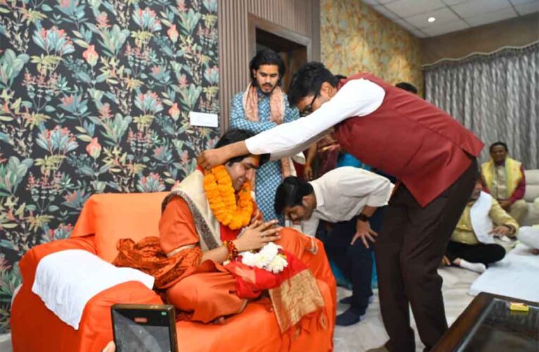 छत्तीसगढ़-डिप्टी सीएम शर्मा के बंगले पर पहुंचे पं. धीरेंद्र शास्त्री, धर्मांतरण रोकने गांव-गांव में बनाएंगे बागेश्वर मंडल